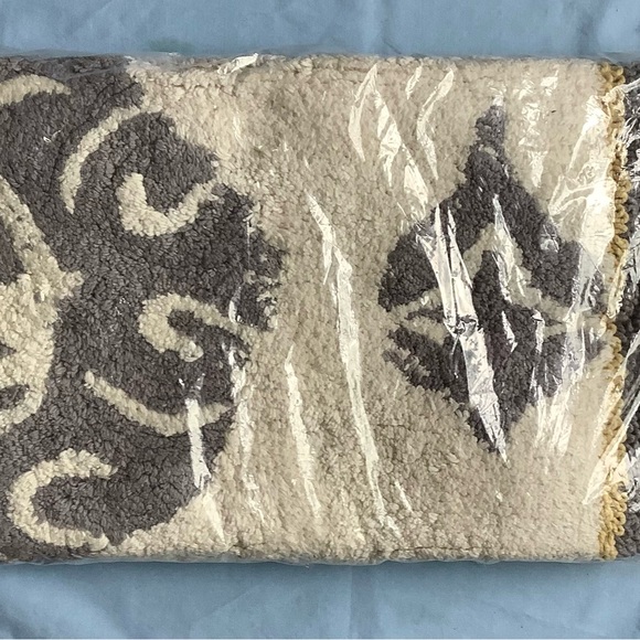 New in the bag Waverly Bath Rug Mat 20x30 Gorgeous Beige Blue-Grey, yellow trim - Picture 9 of 11